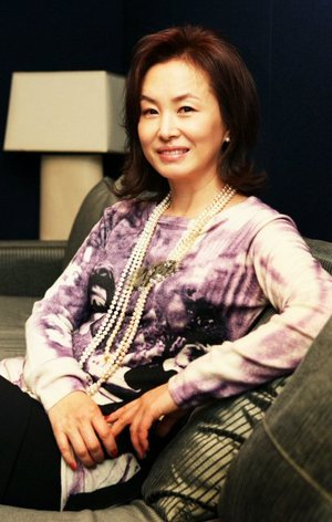 MBC 일일드라마 ‘사랑해 울지마’에서 푼수 신자 역을 맡아 변신한 탤런트 김미숙. (연합뉴스)