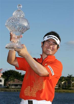 한국인 두번째 PGA 우승컵 9일(한국시각) 생애 첫 피지에이(PGA)투어 혼다클래식에서 우승한 양용은이 우승트로피를 들어올리며 환하게 웃고 있다. 팜비치가든스/AFP 연합