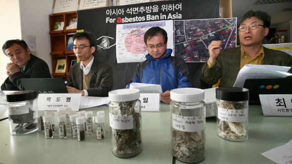 9일 오전 서울 종로구 환경운동연합에서 환경운동엽합 시민환경연구소과 서울대 보건대학원이 공동으로 삼성본관 내부와 주변 환경 석면 오염 조사 보고서를 발표하고 있다. 이종근 기자 root2@hani.co.kr