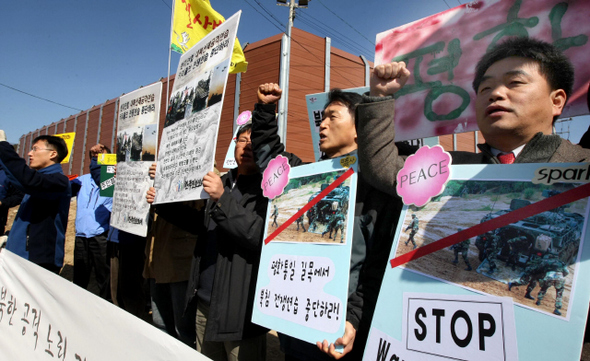 같은 시각 사격장 들머리에서 민주노총 조합원과 반전평화단체 회원들이 한-미 연합 군사훈련 중단을 요구하는 시위를 벌이고 있다. 포천/김진수 기자 <A href="mailto:jsk@hani.co.kr">jsk@hani.co.kr</A>