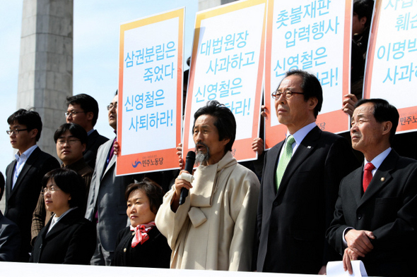 강기갑 민주노동당 대표 등 의원과 당직자들이 11일 오후 국회 본청 앞에서 ‘신영철 대법관 탄핵소추 국민청원운동’돌입 기자회견을 열어 “신영철 대법관은 상관의 지위를 이용해 다분히 정치적 의도로 재판에 개입한 ‘청치법관’을 자처”한 것이 이 사건의 본질이며 “국민들이 직접 나서서 법의 공정성을 되찾아야 한다”고 밝히고 있다. 강창광 기자 chang@hani.co.kr