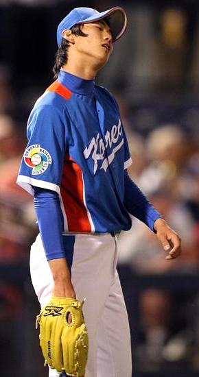 한국야구대표팀의 김광현(SK)이 12일(한국시각) 열린 메이저리그 샌디에이고와의 세계야구클래식(WBC) 연습경기에서 3회말 2타점 안타를 내준 뒤 허탈한 표정을 짓고 있다.  피닉스/연합뉴스