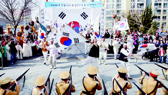  지난해 열린 인동 쌀시장 독립만세 운동행사에서 민족예술단 우금치와 시민들이 일경의 강제진압에 맞서는 모습을 재현하고 있다. 대전 동구청 제공