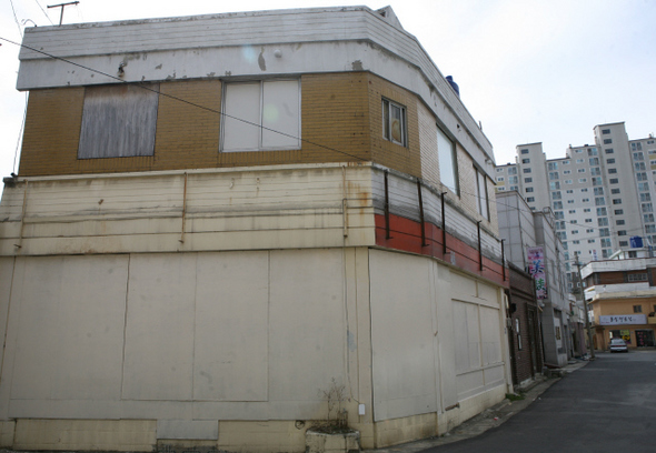 2002년 1월 화재로 15명이 희생된 전북 군산시 개복동 2층짜리 대가·아방궁 유흥주점 건물의 출입구가 15일 흰색으로 칠해진 합판으로 봉쇄돼 있다.  군산시 제공