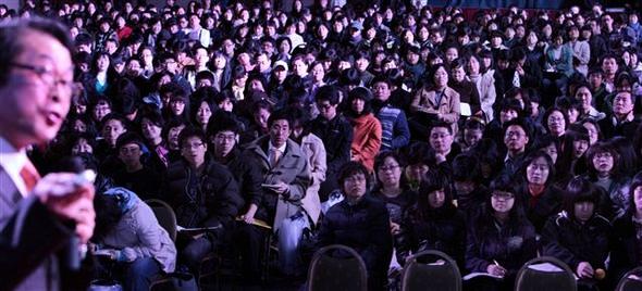 한 입시정보업체가 14일 서울 강남 센트럴시티에서 연 ‘고1 대학 합격설명회’에 참가한 학생·학부모들이 입시 전문가의 설명을 듣고 있다.  연합뉴스