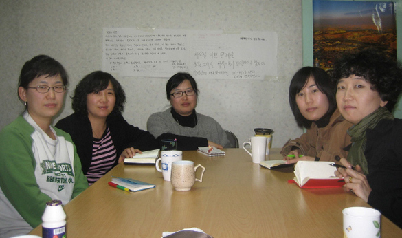 ‘더 나은 세상을 꿈꾸는 어린이책 작가 모임’ 회원들이 지난 12일 서울 마포구 <어린이와 문학> 사무실에서 회의를 열고 있다. 왼쪽부터 작가  공진하, 김해원, 임정자, 박서영, 이현씨.