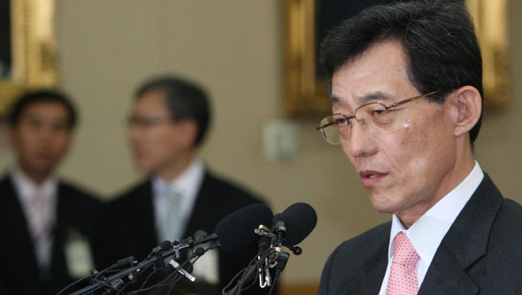 신영철 대법관의 재판 개입 의혹을 조사해온 대법원 진상조사단 단장인 김용담 법원행정처장이 16일 오후 서초동 대법원에서 조사결과를 발표하고 있다. 연합뉴스