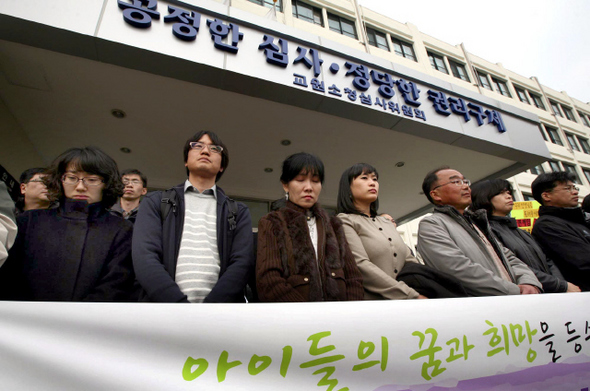 <b>해직교사들 애타는 마음</b> 지난해 일제고사와 관련해 파면·해임된 설은주 유현초등학교 교사(앞줄 왼쪽) 등이 16일 오후 서울 종로구 삼청동 교원소청심사위원회 앞에서 소청 심사에 출석하기에 앞서 ‘징계 취소’를 요구하는 기자회견을 하고 있다. 이종근 기자 root2@hani.co.kr