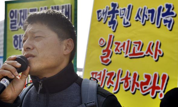 지난해 10월 일제고사와 관련해 파면됐다가 교원소청심사위원회에서 해임 결정을 받은 정상용 구산초등학교 교사가 17일 오후 서울 세종로 정부중앙청사 앞에서 “교원소청심사위가 교육과학기술의 눈치를 보느라 부당한 결정을 내렸다”고 항의하고 있다.  김명진 기자 littleprince@hani.co.kr