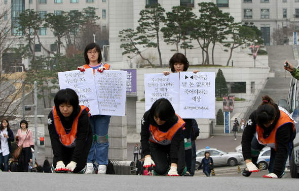 <b>“등록금 인하하라” </b>숙명여대 학생들이 19일 오후 서울 용산구 청파동 교내에서 ‘등록금 인하’를 촉구하는 삼보일배를 하고 있다. 숙명여대 총학생회는 대학 쪽에 등록금 사용처 내역에 대한 정보공개를 청구하는 등 등록금 인하 운동을 벌이고 있다.  이종근 기자 root2@hani.co.kr