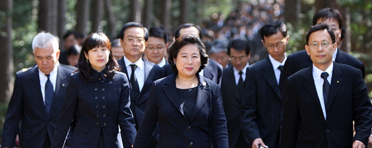 <b>고 정주영 명예회장 8주기</b> 현정은(가운데) 회장을 비롯한 현대그룹 임직원 180여 명이 고 정주영 명예회장의 8주기를 맞아 20일 오전 경기 하남시 창우리 묘소를 참배했다. 현 회장은 이어 인근에 있는 고 정몽헌 회장의 묘소에도 참배했다.