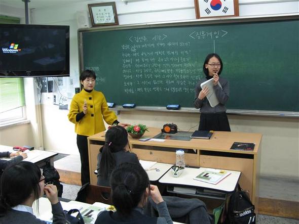 권희정(왼쪽) 교사는 “교사는 수업 프로그램 코디네이터이면서 학생들이 물을 길어올리도록 돕는 구실을 해야 한다”고 강조한다. ‘철학’이라는 샘물을 길어다 주는 게 아니라 학생 스스로 길어올릴 수 있도록 도와야 한다는 얘기다. 사진은 권 교사의 도움을 받아 학생이 직접 진행하는 ‘질문게임’ 수업 현장.