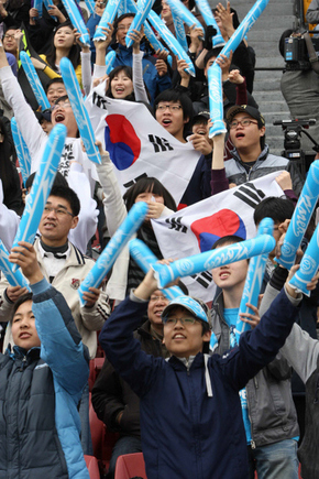 22일 서울 잠실 야구경기장에 모인 야구팬들이 태극기를 흔들며 열띤 응원을 하고 있다.  김태형 기자 xogud555@hani.co.kr