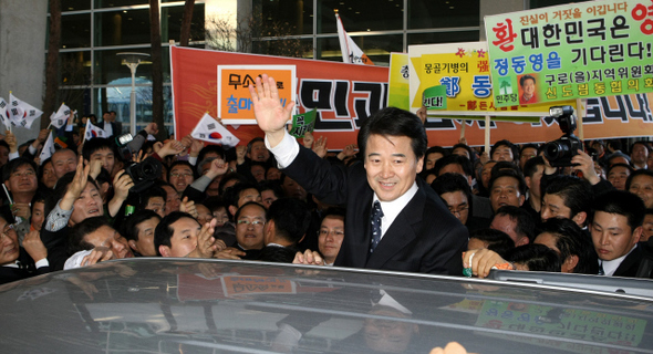 정동영 전 통일부 장관이 지난해 7월 미국으로 연수를 떠난 지 8개월 만인 22일 오후 인천공항으로 입국해 환영나온 지지자들에게 손 흔들어 인사하며 차에 오르고 있다. 인천공항/이정아 기자 <A href="mailto:leej@hani.co.kr">leej@hani.co.kr</A>