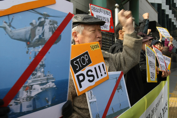 <b>“PSI 전면 참여 검토 중단하라” </b>전국민주노동조합총연맹 조합원과 사회진보연대 등 시민단체 회원들이 23일 오전 서울 도렴동 외교통상부 앞에서 “정부는 군사적 충돌을 불러올 수 있는 ‘대량살상무기 확산방지구상(PSI)’ 전면 참여 검토를 중단하라”는 구호를 외치고 있다.  이정아 기자 leej@hani.co.kr