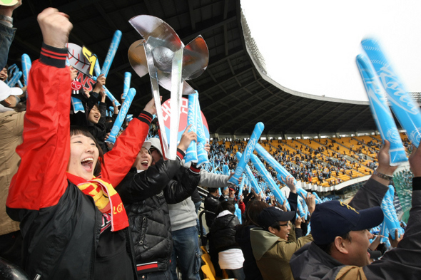 여성 야구팬들이 지난 24일 서울 잠실야구장에서 제2회 세계야구클래식(WBC) 결승전 대한민국과 일본의 경기를 대형 전광판으로 지켜보며 환호하고 있다.   이정아 기자 leej@hani.co.kr