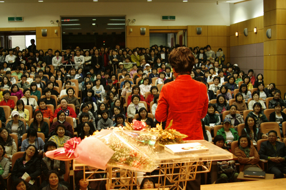  ‘책 읽는 청주’의 네 번째 책 <지도 밖으로 행군하라>의 저자 한비야씨가 2008년 4월 청주시립정보도서관에서 시민 300여명에게 강연을 하고 있다. 청주시립정보도서관 제공