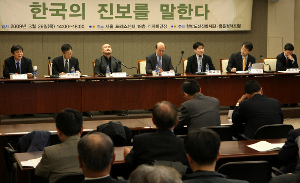 한반도선진화재단과 좋은정책포럼이 함께 26일 오후 서울 태평로 한국언론회관에서 연 ‘한국의 진보를 말한다’ 토론회에서 김윤태 고려대 교수(오른쪽 세번째)가 ‘한국 진보의 비교사적 고찰’을 주제로 발표하고 있다.  이정아 기자 leej@hani.co.kr