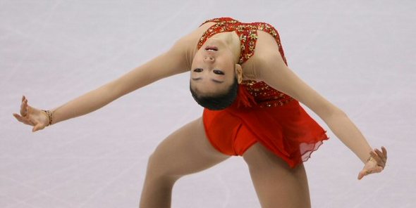 ‘피켜 퀸’ 김연아가 29일 오전(한국시간) 미국 로스앤젤레스 스테이플센터에서 열린 국제빙상경기연맹 2009 세계선수권대회 여자 프리스케이팅에서 전날 쇼트프로그램에 이어 환상의 연기를 펼치고 있다. 연합뉴스