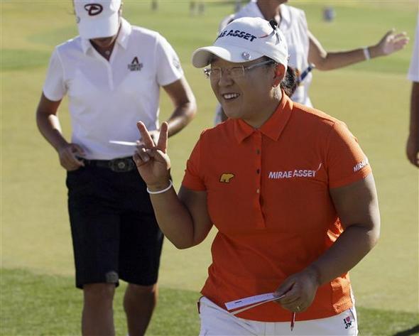 신지애가 29일(한국시각) 열린 ‘J골프 피닉스 엘피지에이(LPGA) 인터내셔널’ 3라운드 18번홀에서 갤러리를 향해 브이자 표시를 하고 있다.   피닉스/AP 연합