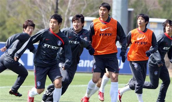 박지성 이근호(왼쪽부터) 등 축구대표팀 선수들이 29일 파주 대표팀트레이닝센터에서 세트플레이 훈련에 열중하고 있다.  파주/연합뉴스