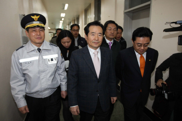29일 오전 서울 남대문경찰서에서 정세균 민주당 대표가 구속된 노종면 와이티엔 노조위원장과 면담 전 김기용 남대문경찰서장과 접견실로 향하고 있다. 김태형 기자 xogud555@hani.co.kr
