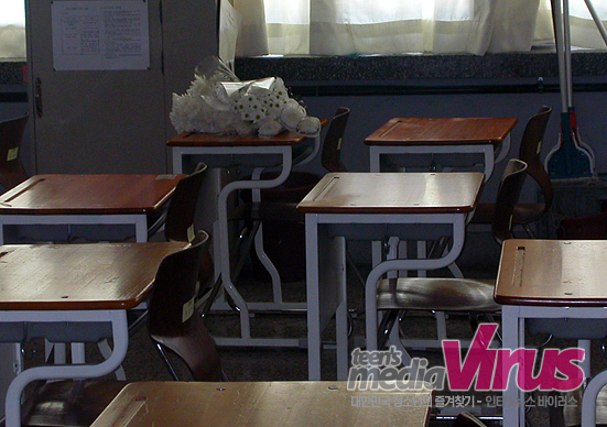 청소년들이 자살한 친구의 책상에 추모의 꽃을 올려놓았다  ⓒ 바이러스 자료사진