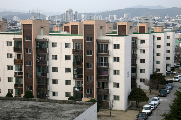대전시가 평촌·상서동 재정비촉진 계획에 불법으로 지어진 코레일의 대창아파트 단지를 포함시켜 특혜를 줬다는 비판을 받고 있다.