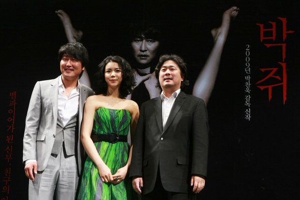 31일 오후 압구정 CGV에서 진행된 영화 ‘박쥐’(감독 박찬욱) 제작보고회에서 배우 송강호(왼쪽부터), 김옥빈, 박찬욱감독이 포즈를 취하고 있다.  (서울=연합뉴스)