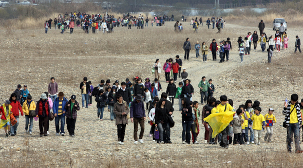 <b>일제고사 두 풍경</b> 이날 오후 시험을 보지 않고 ‘일제고사 반대 시민모임’이 주최한 체험학습에 참가한 학생·학부모·시민단체 회원 등이 경기 여주군 강천면 굴암리 남한강 둔치를 걸으며 주변 경관을 감상하고 있다. 김명진 기자, 여주/정용일 기자 yongil@hani.co.kr