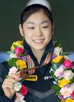 ‘꿈의 200점’을 돌파한 김연아가 31일 인천 국제공항 입국장에서 세계피겨선수권대회 우승 금메달을 들어 보이며 밝게 웃고 있다. 영종도/연합뉴스