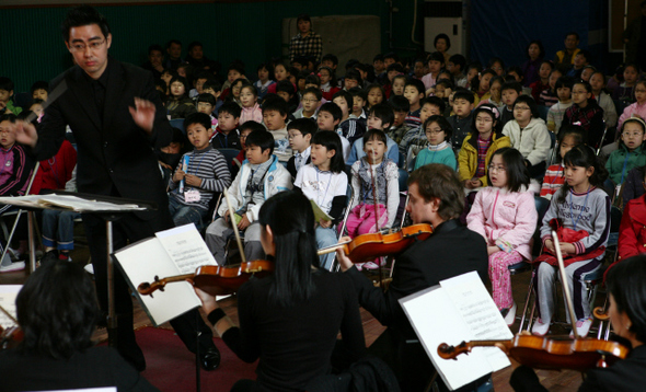 <b>초등학교 찾아간 ‘오케스트라 공연’</b> 서울시립교향악단의 ‘오케스트라와 놀자’ 행사가 1일 오전 서울 대방동 신길초등학교에서 열려, 어린이들이 연주를 감상하고 있다. 이번 ‘찾아가는 음악회’는 사전에 신청한 초등학교 100여곳 가운데 추첨을 통해 선정된 11개 학교에서 열린다.  이종근 기자 root2@hani.co.kr