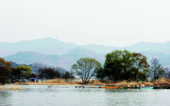  예산 예당저수지는 전국 최대규모의 저수지다. 주말이면 낚시꾼들이 장사진을 친다.  