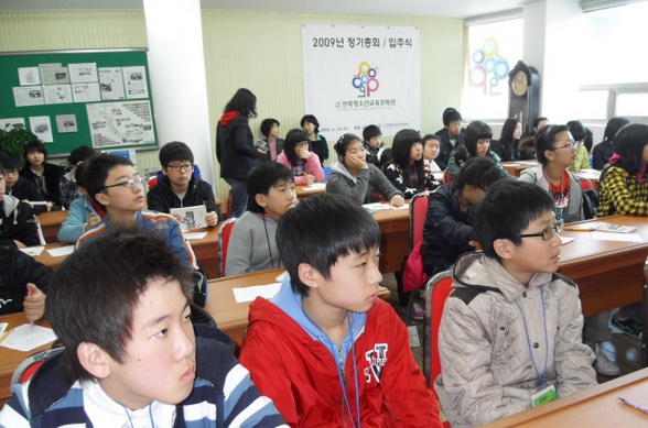 지난달 28일 전북 전주시 중화산동 전북청소년교육문화원에서 열린 독서교실 설명회 때 학생들이 담당 교사의 말을 유심히 듣고 있다. 전북청소년교육문화원 제공