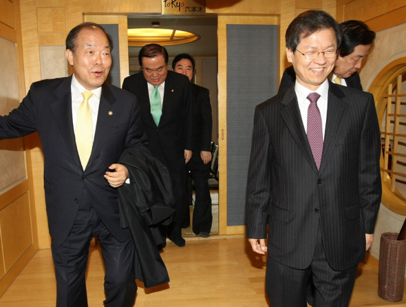민주당 4선 이상 중진 의원들이 2일 오전 서울 여의도 한 식당에서 만나 정동영 전 통일부 장관의 공천 문제에 대해 논의한 뒤 식당을 나서고 있다. 왼쪽부터 김영진 의원, 문희상 국회부의장, 이석현 의원, 천정배 의원, 박상천 의원.  박종식 기자 anaki@hani.co.kr