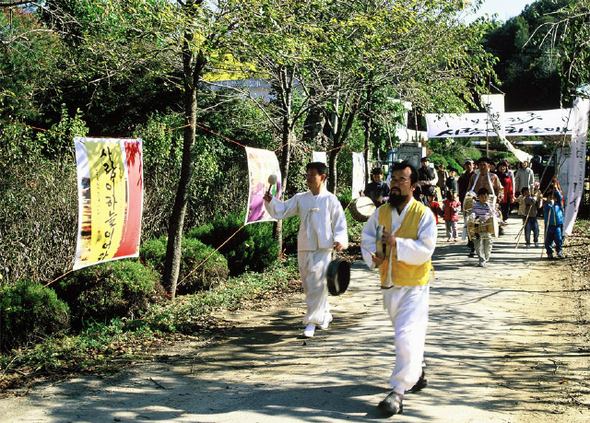 보은 동학굿 ‘사람이 하늘이니’에 모인 시민들이 동학군들의 행군로를 따라 동학군들의 넋을 달래고 있다.  삶결두레 아사달 제공.