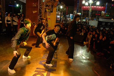 화려한 공연을 펼치고 있는 Move up  ⓒ Move up 싸이월드클럽