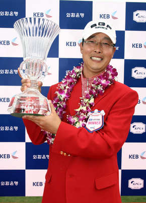 이태규가 5일 한-중 투어 KEB 인비테이셔널 우승트로피를 들고 환하게 웃고 있다.  한국프로골프협회 제공