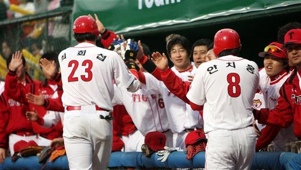 기아의 4번타자 최희섭이 8일 에스케이전 1회 2점홈런을 치고 돌아와 동료들과 손을 마주치며 기뻐하고 있다. 최희섭은 이틀 연속 홈런포를 터뜨리며 ‘거포 본능’을 일깨웠다. 광주/연합뉴스