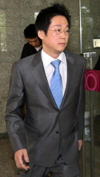 노무현 전 대통령의 조카사위 연철호씨가 10일 오전 경기 성남 분당 자택에서 외국환거래법 위반 혐의로 체포돼 집을 나서 검찰로 향하고 있다.  성남/연합뉴스