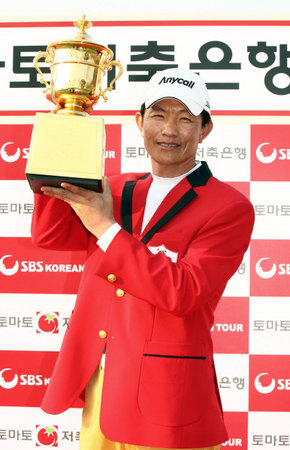강욱순이 12일 토마토저축은행오픈 우승트로피를 들고 환하게 웃고 있다.  한국프로골프협회 제공