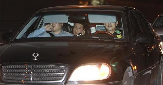 노무현 전 대통령의 아들 노건호씨가 지난 11일 밤 인천공항을 통해 입국한 뒤 차량을 타고 시내로 이동하며 누군가와 통화하고 있다.  연합뉴스