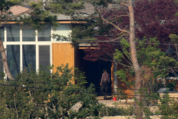 노무현 전 대통령이 12일 오전 경남 김해시 진영읍 본산리 봉하마을 사저에서 걷고 있다. 김해/이정아 기자 <A href="mailto:leej@hani.co.kr">leej@hani.co.kr</A>