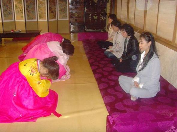 어머니들께 절하는 학생들.  ⓒ 홍대부여고 교지편집부