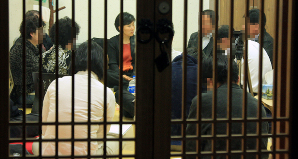지난 6일 밤 서울 봉은사에서 ‘고문 피해자 치유모임’이 열리고 있다. 정혜신(가운데) 정신과 전문의가 이끈 이날 모임에서 고문 피해자들은 자신의 고통을 털어놓고 서로를 위로하며 상처를 치유했다. 고문 피해자 치유모임 제공