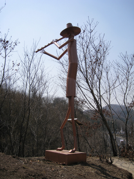 직원들이 폐품을 이용해 만든 임도변 설치 작품.
