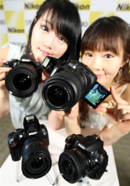 니콘이미징코리아의 ’디지털 일안 반사식’(DSLR) 카메라 신제품발표회가 14일 오전 서울 태평로 프레스센터에서 열려 모델들이 회전형 액정을 탑재한 ‘D5000’을 선보이고 있다.   연합뉴스