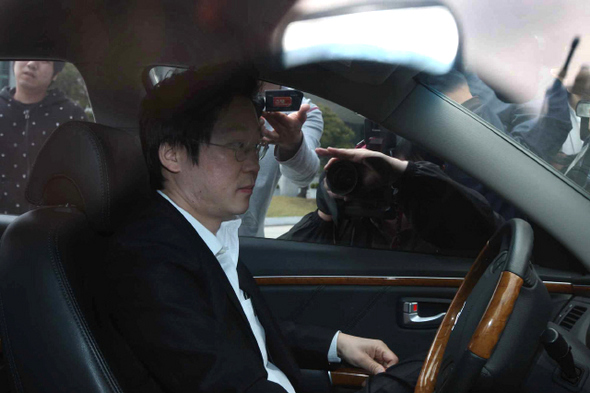 노무현 전 대통령의 조카사위 연철호씨가 박연차 태광실업 회장한테서 건네받은 500만달러에 대해 재조사를 받기 위해 14일 오후 승용차를 운전한 채 서울 서초동 대검찰청으로 들어서고 있다. 김태형 기자 xogud555@hani.co.kr