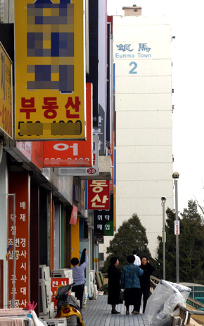 서울 강남구 대치동 은마아파트 상가의 부동산 중개업소 주변에서 15일 오후 주민들이 이야기하고 있다. 최근 강남 3구의 집값이 가파른 오름세를 보이면서 부동산 중개업소에 나와있던 매물들이 거의 사라지고 있다.  김경호 기자 <A href="mailto:jijae@hani.co.kr">jijae@hani.co.kr</A>