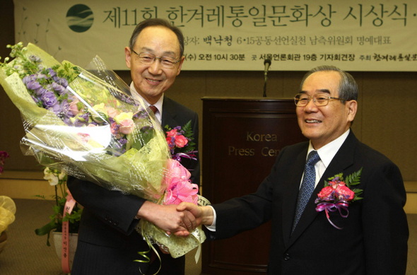 백낙청 6·15공동선언실천 남측위원회 명예대표(왼쪽)가 15일 오전 서울 태평로 한국언론회관에서 열린 ‘제11회 한겨레통일문화상’ 시상식에서 임동원 한겨레통일문화재단 이사장(왼쪽)한테서 상을 받은 뒤 악수하고 있다. 이종찬 선임기자 rhee@hani.co.kr 백낙청 6·15공동선언실천 남측위원회 명예대표(왼쪽)가 15일 오전 서울 태평로 한국언론회관에서 열린 ‘제11회 한겨레통일문화상’ 시상식에서 임동원 한겨레통일문화재단 이사장(왼쪽)한테서 상을 받은 뒤 악수하고 있다. 이종찬 선임기자 rhee@hani.co.kr